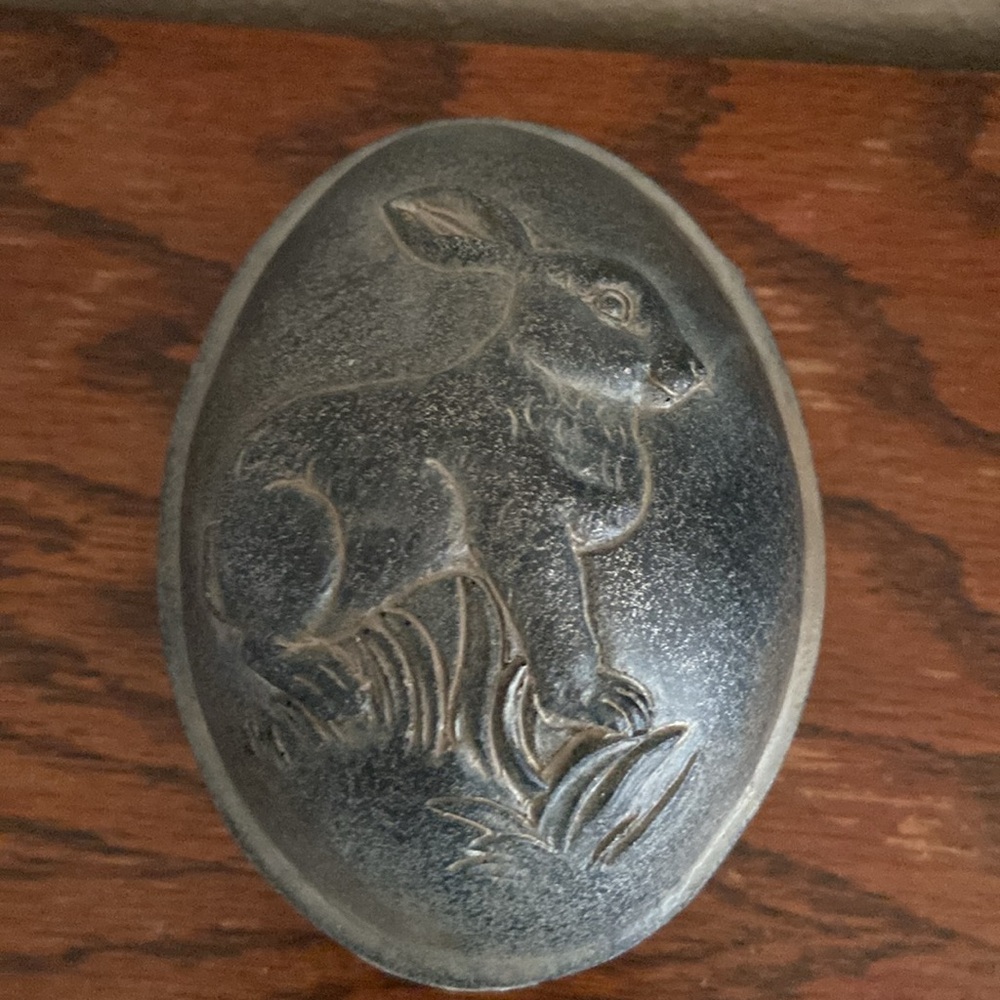 NWOTS Gray Black Resin Molded Rabbit Egg Keepsake Box